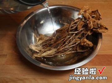 腊肉炒茶树菇