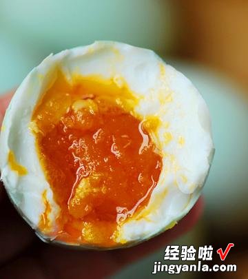 翻沙流油咸鸭蛋