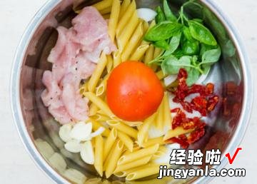 奶油鸡肉笔管面