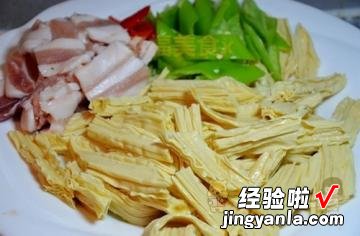 花肉尖椒炒腐竹