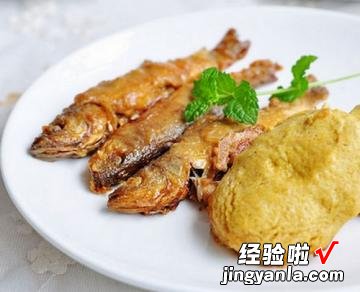 大锅炖小鱼烀饼子