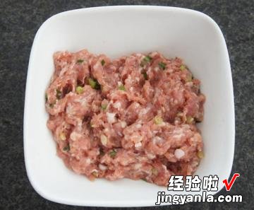 红烧肉丸子内包鹌鹑蛋