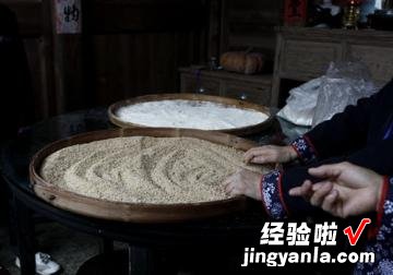 山村古法打糍粑