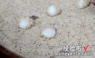 山村古法打糍粑