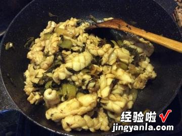 酸菜炒鱿鱼的家常做法