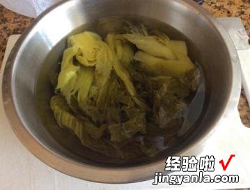 酸菜炒鱿鱼的家常做法