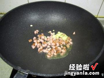 牛肉香肠蛋黄炒饭