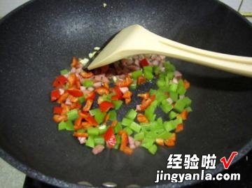 牛肉香肠蛋黄炒饭