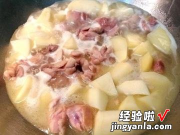 马铃薯炖鸡肉盖饭