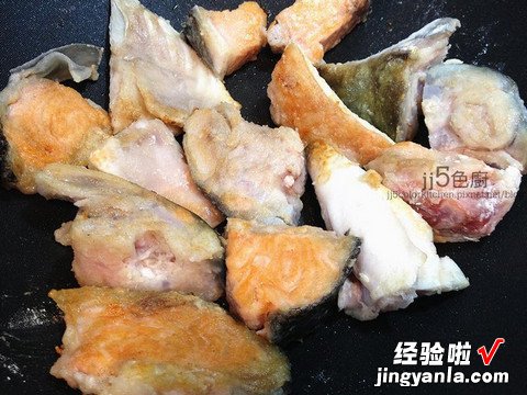 味噌鲑鱼头豆腐煲