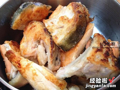 味噌鲑鱼头豆腐煲