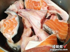 味噌鲑鱼头豆腐煲