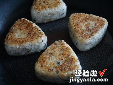 鲔鱼沙拉馅的烤饭团