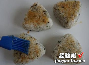 鲔鱼沙拉馅的烤饭团