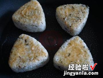 鲔鱼沙拉馅的烤饭团