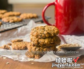 适合宝宝吃的全麦燕麦黑芝麻饼干