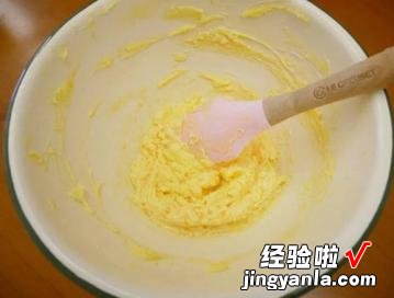 小孩子最喜欢的小松鼠抱杏仁饼干