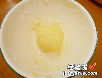 小孩子最喜欢的小松鼠抱杏仁饼干