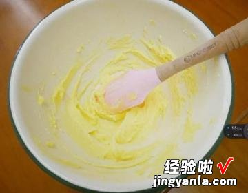 小孩子最喜欢的小松鼠抱杏仁饼干