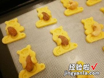 小孩子最喜欢的小松鼠抱杏仁饼干