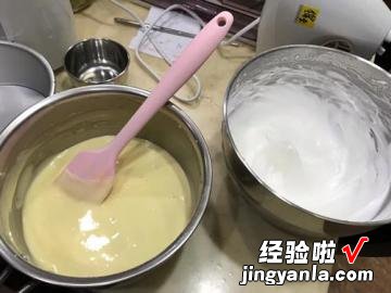 卡通图案的原味戚风杯子蛋糕