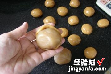 蛋黄莲蓉月饼