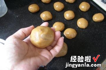 蛋黄莲蓉月饼