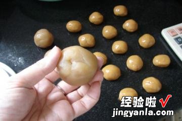 蛋黄莲蓉月饼