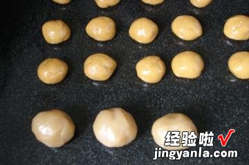 蛋黄莲蓉月饼