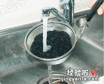 豆浆机做香浓细滑芝麻糊