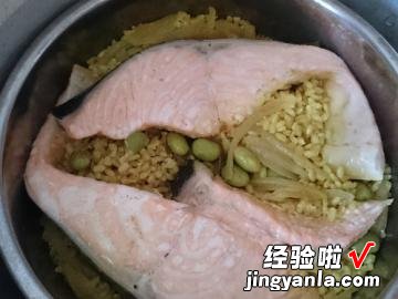 金色穗稻咖哩鲑鱼炊饭