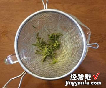 菠萝海盐奶盖茶